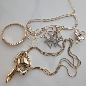 Elegant Jewelry Set – 3 Pairs of Earrings, 2 Necklaces & 1 Bracelet (New)